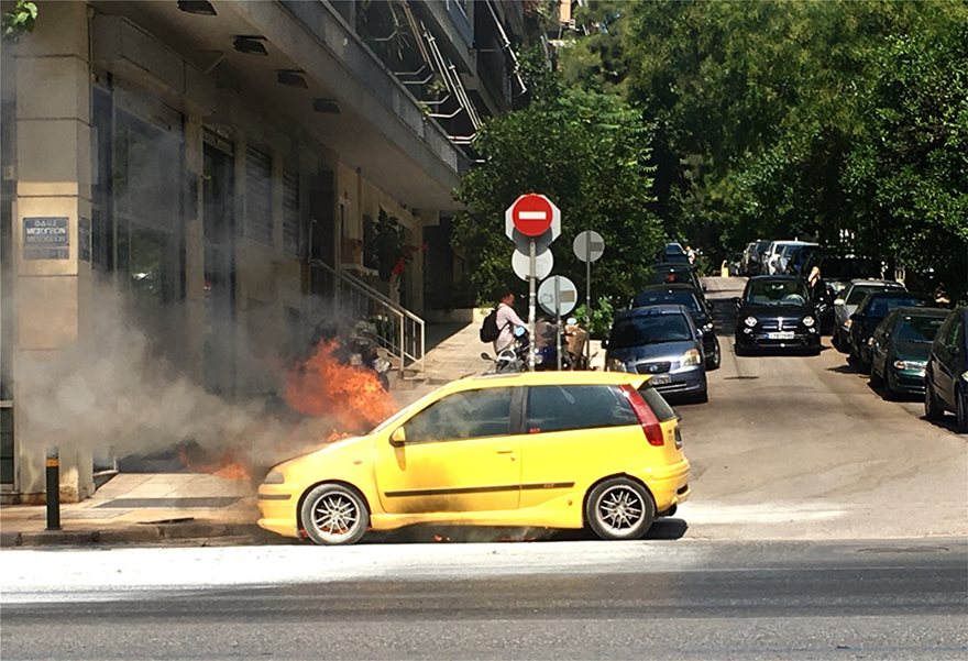 Τυλίχθηκε στις φλόγες αυτοκίνητο στη λεωφόρο Μεσογείων - Φωτογραφία 3