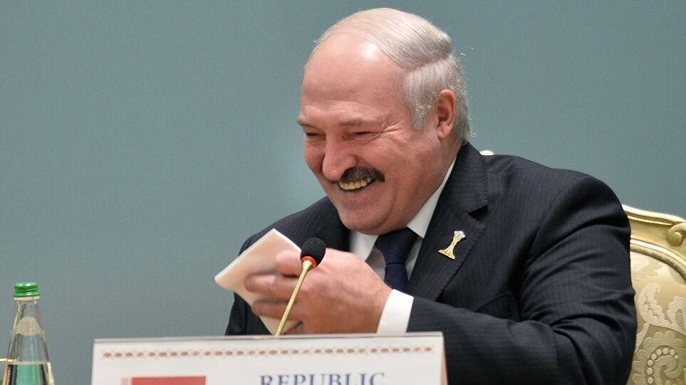 Λευκορωσία: O Λουκασένκο «πέταξε» με... Καλάσνικοφ πάνω από τους διαδηλωτές - Φωτογραφία 1