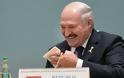Λευκορωσία: O Λουκασένκο «πέταξε» με... Καλάσνικοφ πάνω από τους διαδηλωτές