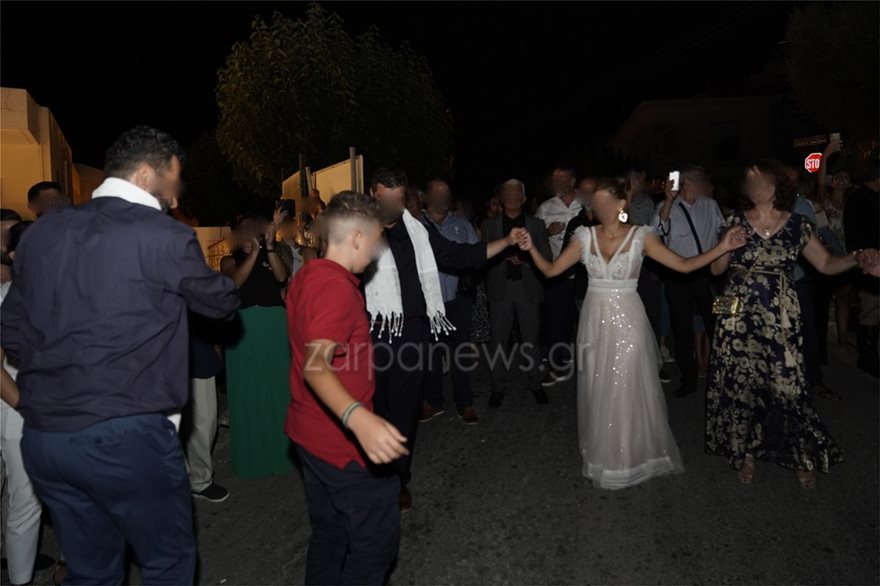 Κρήτη: Γλέντι... στη μέση του δρόμου σε γάμο με 1.800 καλεσμένους - Φωτογραφία 3