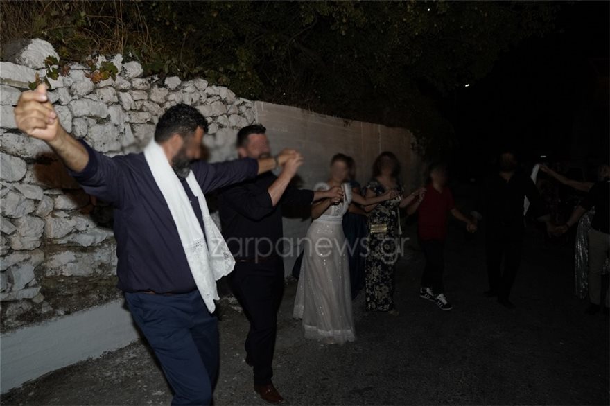 Κρήτη: Γλέντι... στη μέση του δρόμου σε γάμο με 1.800 καλεσμένους - Φωτογραφία 6