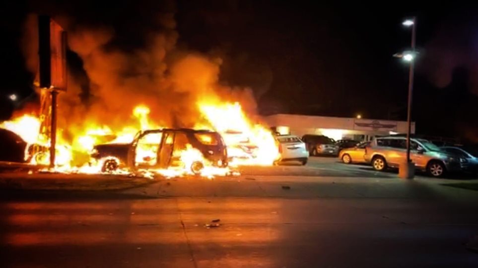 ΗΠΑ - Χαμός στο Ουισκόνσιν: Φωτιές και καταστροφές με αστυνομικούς πυροβολισμούς - Φωτογραφία 1