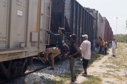 Μετανάστες σκαρφάλωσαν σε εμπορική αμαξοστοιχία με σκοπό να φτάσουν στην Ειδομένη - Φωτογραφία 1
