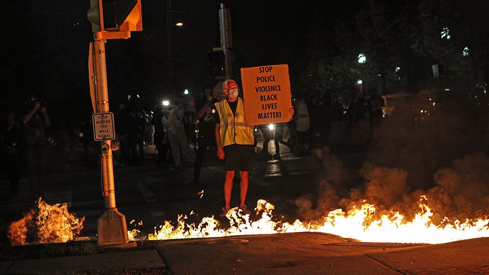 ΗΠΑ: «Φλέγεται» το Ουισκόνσιν - Ένας νεκρός από πυροβολισμούς στις διαδηλώσεις - Φωτογραφία 1