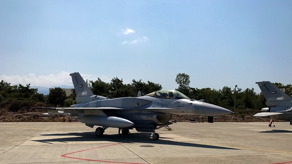Έφτασαν στη Σούδα τα μαχητικά αεροσκάφη των Ηνωμένων Αραβικών Εμιράτων (Εικόνες) - Φωτογραφία 1