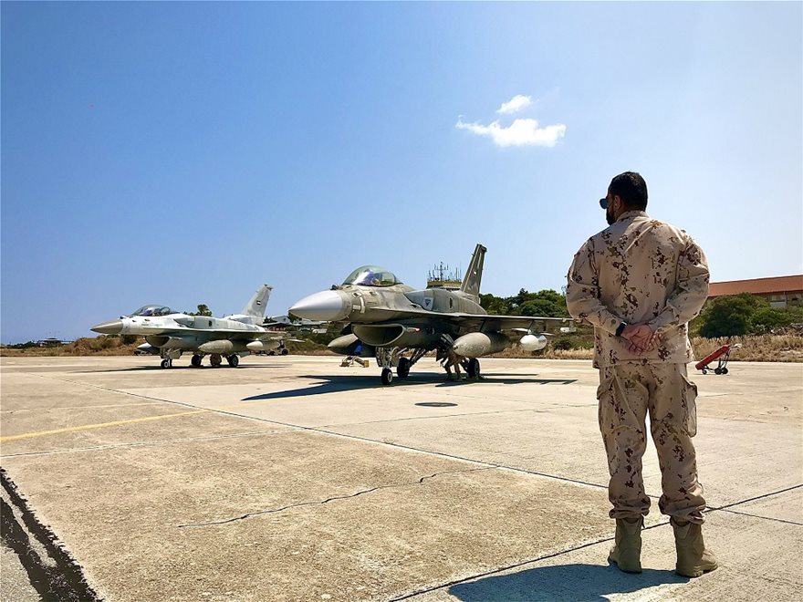 Φωτος: Tα μαχητικά αεροσκάφη των Ηνωμένων Αραβικών Εμιράτων στη Σούδα - Φωτογραφία 5