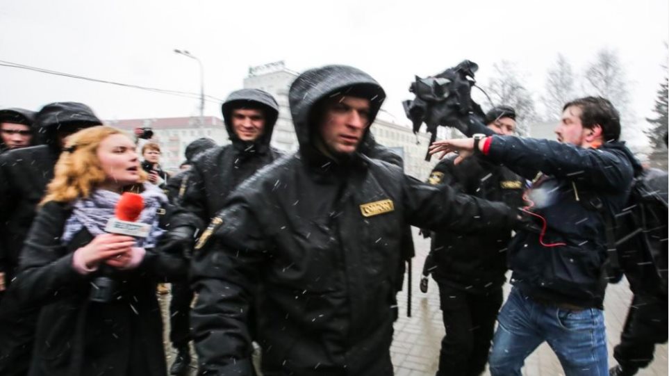 Λευκορωσία: Χειροπέδες σε δημοσιογράφους ξένων μέσων στο Μινσκ - Φωτογραφία 1