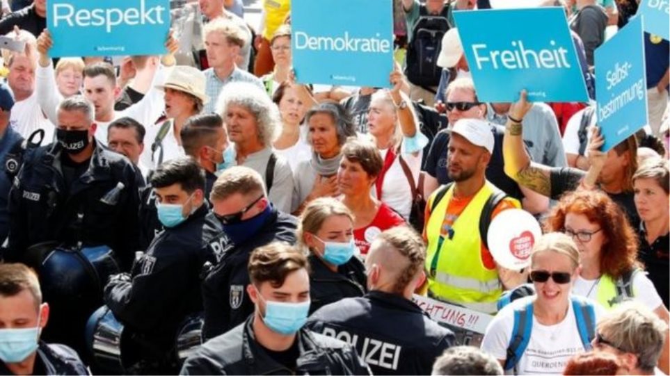 Βερολίνο: Η αστυνομία διέλυσε μαζική διαμαρτυρία κατά των μέτρων για τον κορωνοϊό - Φωτογραφία 1