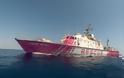 Ιταλία: SOS στο πλοίο διάσωσης του Banksy - Aπομάκρυναν 49 μετανάστες με «εύθραυστη» υγεία