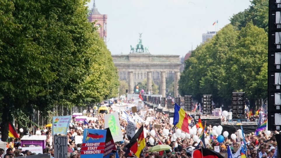 Μεγάλες διαδηλώσεις στην Ευρώπη για την... «ιατρική τυραννία»: «Ο κορωνοϊός είναι ένα μεγάλο ψέμα»! - Φωτογραφία 1