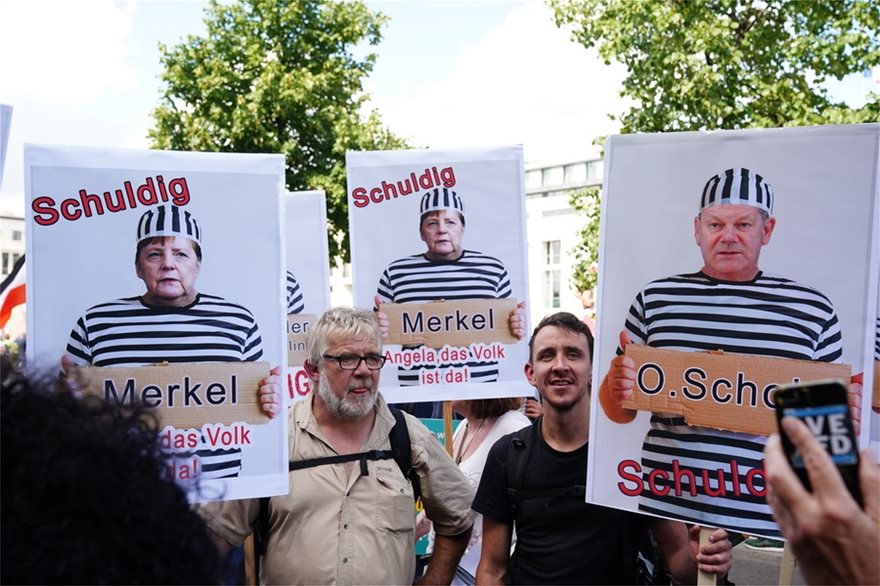 Μεγάλες διαδηλώσεις στην Ευρώπη για την... «ιατρική τυραννία»: «Ο κορωνοϊός είναι ένα μεγάλο ψέμα»! - Φωτογραφία 2