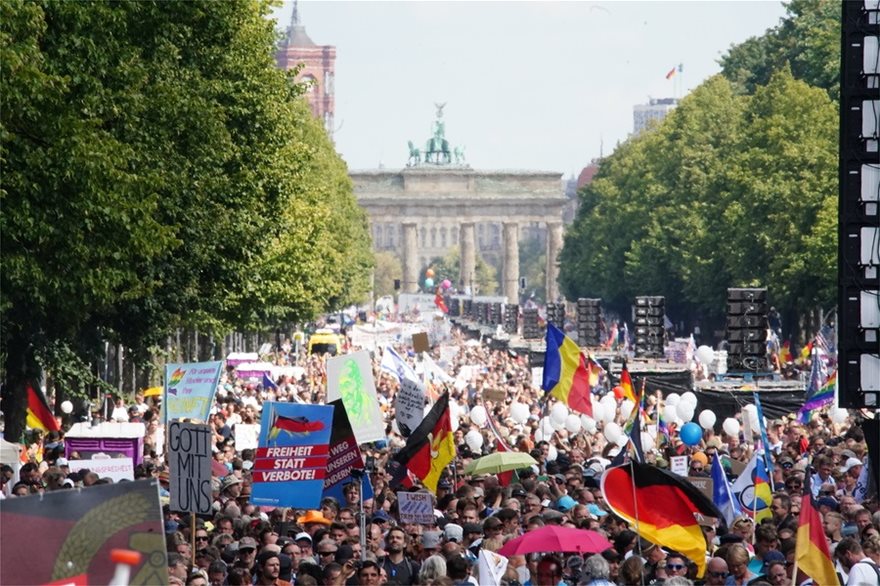 Μεγάλες διαδηλώσεις στην Ευρώπη για την... «ιατρική τυραννία»: «Ο κορωνοϊός είναι ένα μεγάλο ψέμα»! - Φωτογραφία 5
