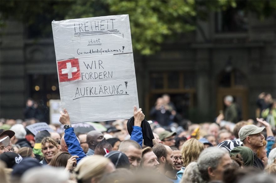 Μεγάλες διαδηλώσεις στην Ευρώπη για την... «ιατρική τυραννία»: «Ο κορωνοϊός είναι ένα μεγάλο ψέμα»! - Φωτογραφία 7