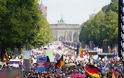 Μεγάλες διαδηλώσεις στην Ευρώπη για την... «ιατρική τυραννία»: «Ο κορωνοϊός είναι ένα μεγάλο ψέμα»! - Φωτογραφία 5