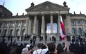 Μεγάλες διαδηλώσεις στην Ευρώπη για την... «ιατρική τυραννία»: «Ο κορωνοϊός είναι ένα μεγάλο ψέμα»! - Φωτογραφία 8