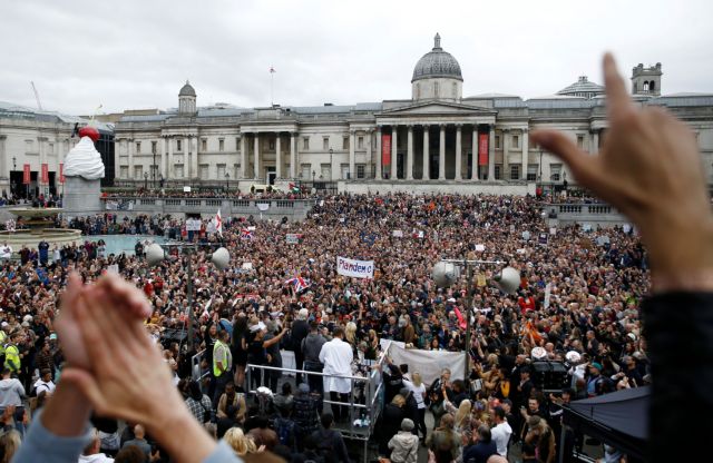 Χαμός στο Λονδίνο σε συγκέντρωση αρνητών του κοροναϊού – Απίστευτες εικόνες - Φωτογραφία 1