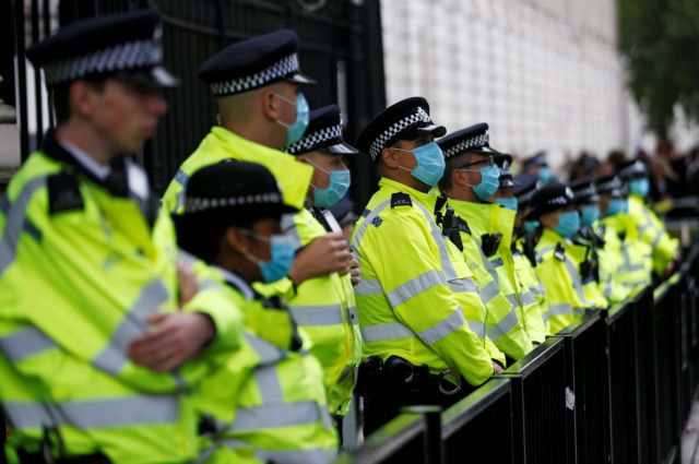 Χαμός στο Λονδίνο σε συγκέντρωση αρνητών του κοροναϊού – Απίστευτες εικόνες - Φωτογραφία 4