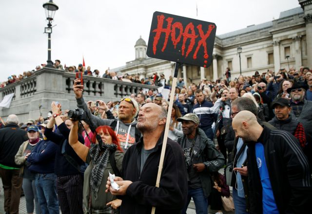 Χαμός στο Λονδίνο σε συγκέντρωση αρνητών του κοροναϊού – Απίστευτες εικόνες - Φωτογραφία 5