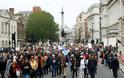 Χαμός στο Λονδίνο σε συγκέντρωση αρνητών του κοροναϊού – Απίστευτες εικόνες - Φωτογραφία 3