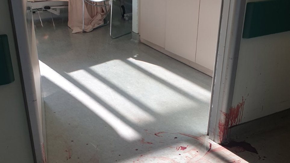 Νοσοκομείο Αττικόν: Ασθενής μαχαίρωσε νοσηλεύτρια και αυτοκτόνησε - Φωτογραφία 1
