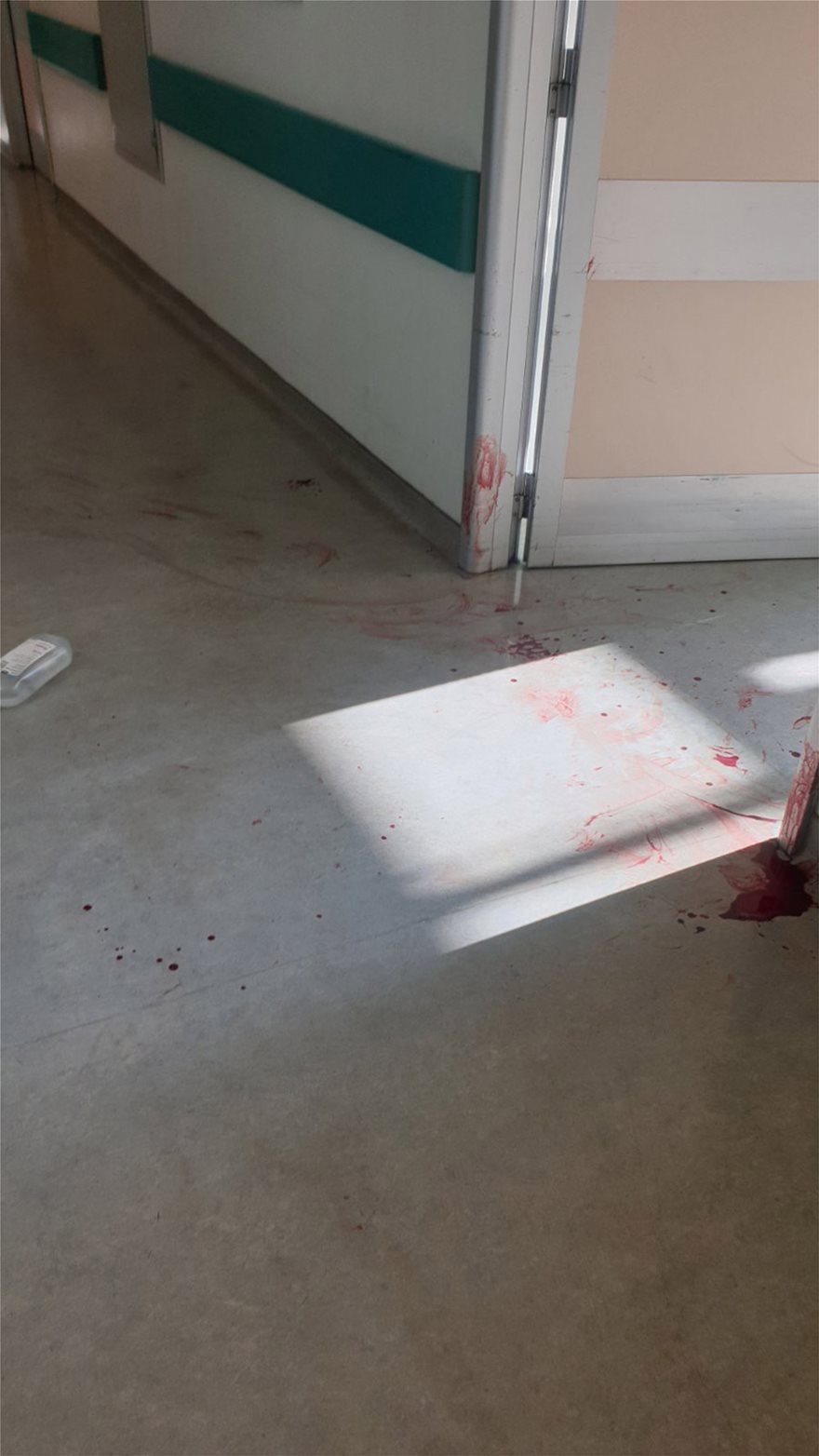 Νοσοκομείο Αττικόν: Ασθενής μαχαίρωσε νοσηλεύτρια και αυτοκτόνησε - Φωτογραφία 2