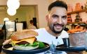 Aττίλα Χίλντμαν: Ο 39χρονος vegan μάγειρας που «μαγειρεύει» θεωρίες συνωμοσίας για τον κορωνοϊό - Φωτογραφία 3