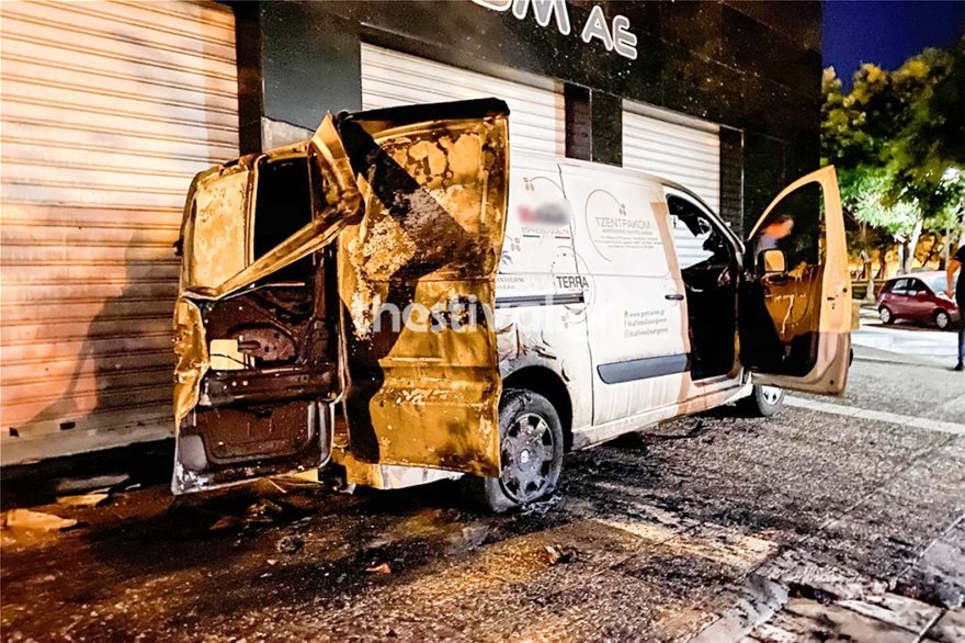 Θεσσαλονίκη: Έβαλαν φωτιά σε επαγγελματικό όχημα - Φωτογραφία 2