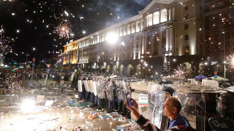 Βία και ένταση στις διαδηλώσεις κατά του πρωθυπουργού Μπορίσοφ στη Βουλγαρία - Φωτογραφία 1