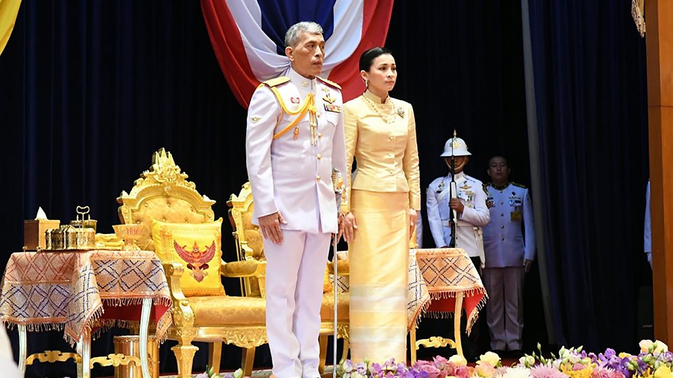 Ταϊλάνδη: Χάρη στην πρώην ερωμένη του απένειμε ο «βασιλιάς με το μπουστάκι» - Φωτογραφία 1