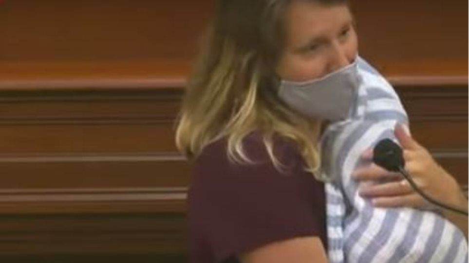 Viral το βίντεο με μητέρα βουλευτή που ανέβηκε στο βήμα με το νεογέννητο μωρό της - Φωτογραφία 1