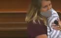 Viral το βίντεο με μητέρα βουλευτή που ανέβηκε στο βήμα με το νεογέννητο μωρό της
