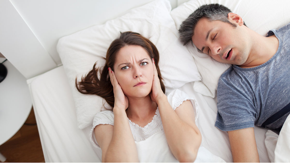 Ροχαλητό: Πόσο επικίνδυνο είναι για αυτόν που κοιμάται δίπλα σας - Φωτογραφία 1