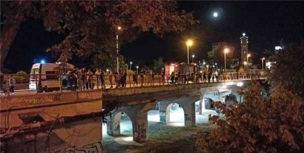Φρίκη στη Λάρισσα.. Αυτοκίνητο χτύπησε και εκτόξευσε δυο παιδιά από την γέφυρα του Αλκαζάρ! (Φωτο και βίντεο) - Φωτογραφία 2