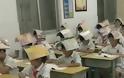 Δάσκαλος φόρεσε καπέλο τα βιβλία στους μαθητές του για να μην... καμπουριάζουν - Βίντεο