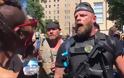 ΗΠΑ: Διαδηλωτές κατά του ρατσισμού συνεπλάκησαν με ενόπλους υποστηρικτές της αστυνομίας - Φωτογραφία 3