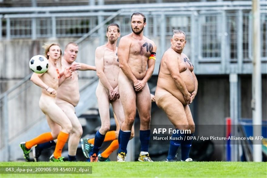 Γερμανία: Έπαιξαν ολόγυμνοι κατά της εμπορευματοποίησης του ποδοσφαίρου - Φωτογραφία 8