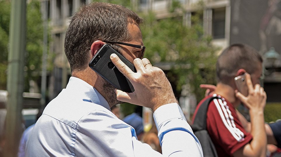 Κορωνοϊός: Πώς η χρήση των κινητών τηλεφώνων συνδέεται με την αύξηση των κρουσμάτων - Φωτογραφία 1