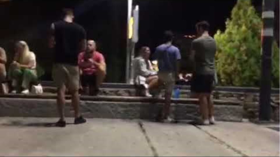 Ο ένας πάνω στον άλλον στις πλατείες όταν κλείνουν μπαρ και καφέ – Βίντεο φωτος - Φωτογραφία 10