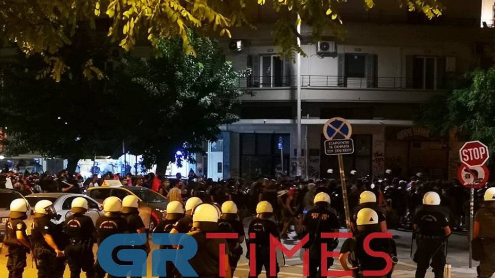 Θεσσαλονίκη: Μολότοφ και δακρυγόνα σε πορεία αντιεξουσιαστών (βίντεο) - Φωτογραφία 1