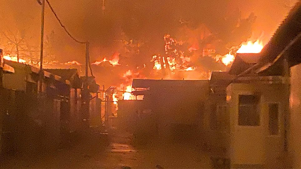 Πύρινη κόλαση στη Λέσβο: Στις φλόγες το ΚΥΤ της Μόριας - Στο δρόμο 12.000 μετανάστες - Φωτογραφία 1