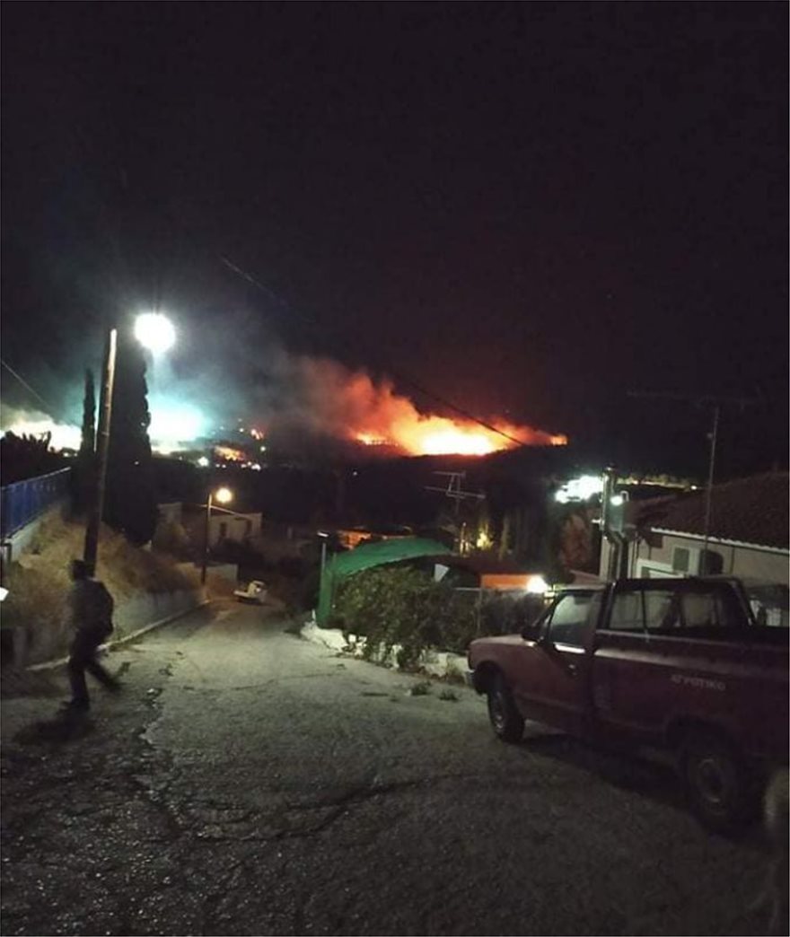 Πύρινη κόλαση στη Λέσβο: Στις φλόγες το ΚΥΤ της Μόριας - Στο δρόμο 12.000 μετανάστες - Φωτογραφία 4