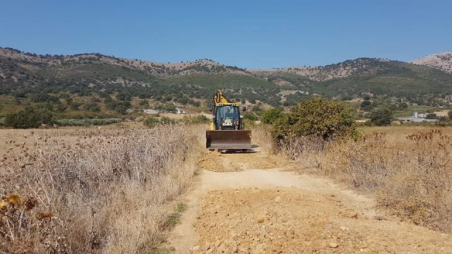 Συμβαίνει τώρα: Συντήρηση αγροτικών δρόμων στον Κάμπο Αγραμπέλου - Χρυσοβίτσας με μηχανήματα του Δήμου Ξηρομέρου. - Φωτογραφία 2