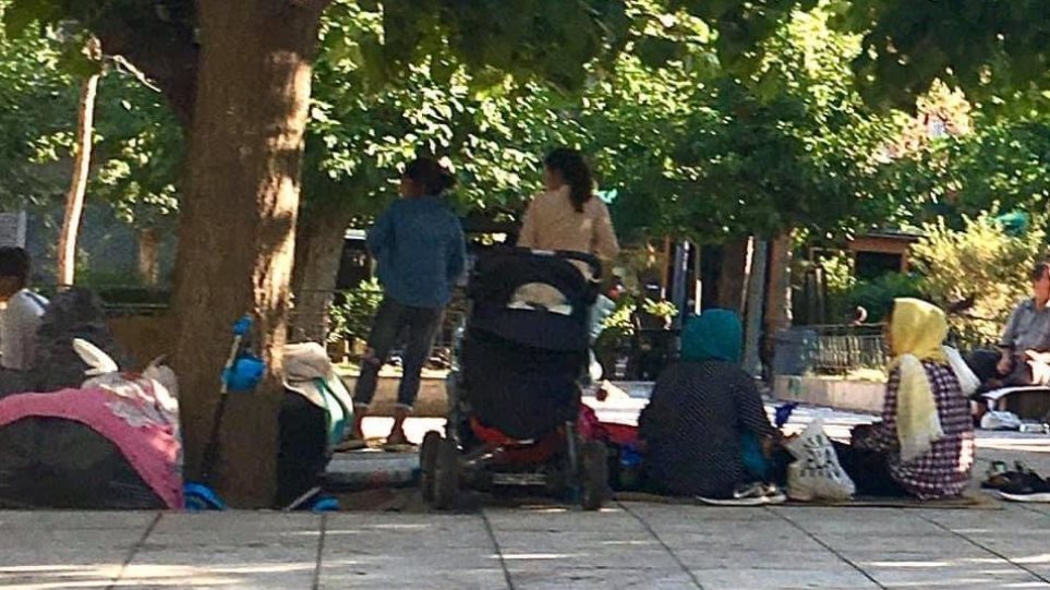 Πλατεία Βικτωρίας: Κατασκήνωσαν ξανά μετανάστες - φωτος - Φωτογραφία 1