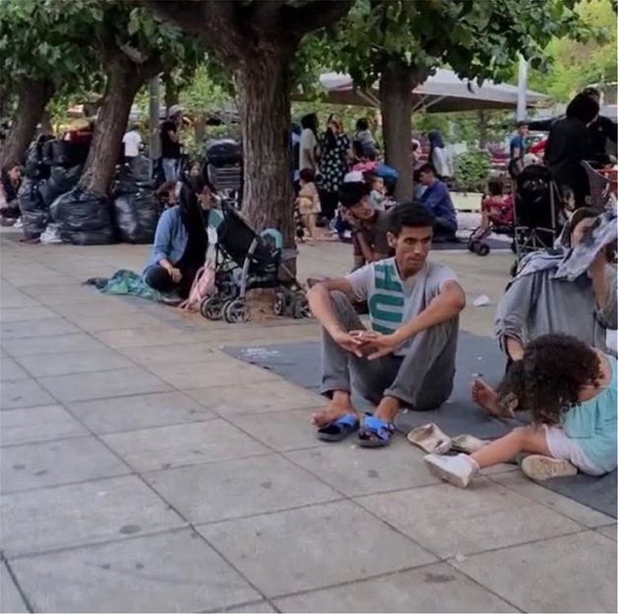 Πλατεία Βικτωρίας: Κατασκήνωσαν ξανά μετανάστες - φωτος - Φωτογραφία 3