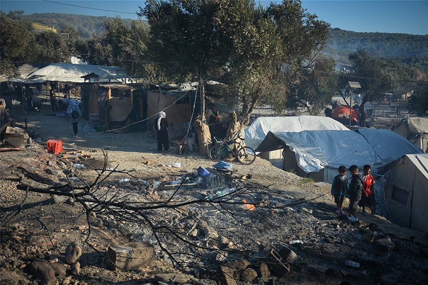 Φωτιά στη Μόρια: Αγωνία μετά τις τεράστιες καταστροφές - Στο δρόμο 13.000 μετανάστες (Βίντεο) - Φωτογραφία 2