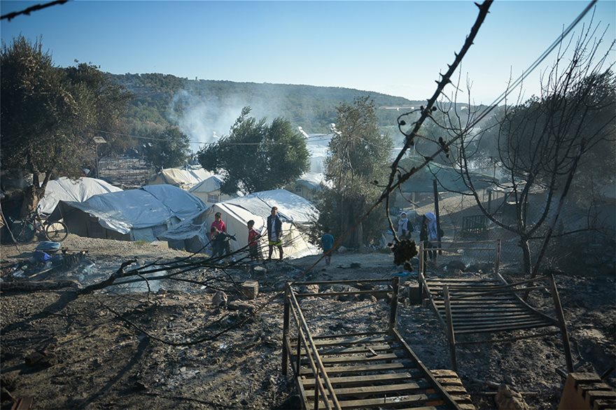 Φωτιά στη Μόρια: Αγωνία μετά τις τεράστιες καταστροφές - Στο δρόμο 13.000 μετανάστες (Βίντεο) - Φωτογραφία 5