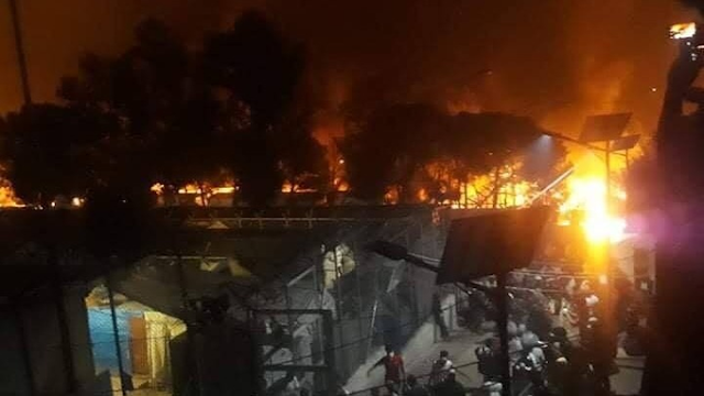 Χάος στη Μόρια, κάηκε το κέντρο μεταναστών – Στο δρόμο 12.500 άνθρωποι, σε κατάσταση έκτακτης ανάγκης για 4 μήνες το νησί - Φωτογραφία 1