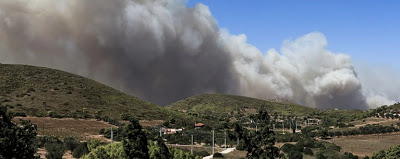 Εκκενώνεται για προληπτικούς λόγους ο οικισμός Φέριζα στην Κερατέα όπου έχει ξεσπάσει μεγάλη πυρκαγιά. - Φωτογραφία 1
