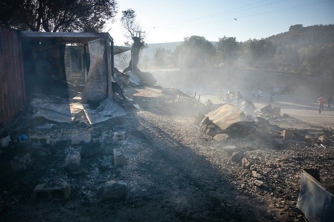 Κάηκε το ΚΥΤ της Μόριας: Στο δρόμο 13.000 πρόσφυγες και μετανάστες - Φωτογραφία 2