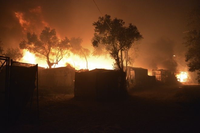 Κάηκε το ΚΥΤ της Μόριας: Στο δρόμο 13.000 πρόσφυγες και μετανάστες - Φωτογραφία 3